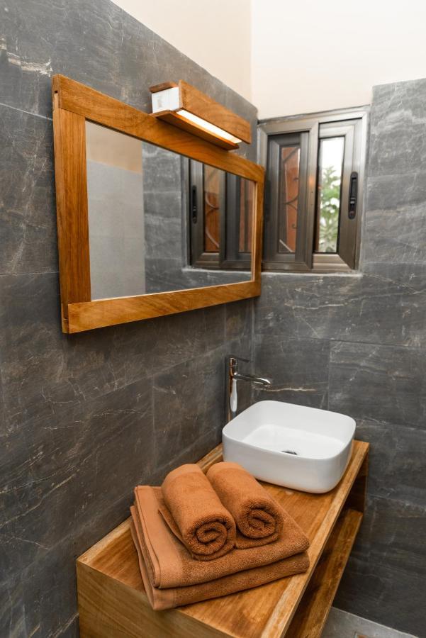 Hotel Nomads à Lomé Extérieur photo